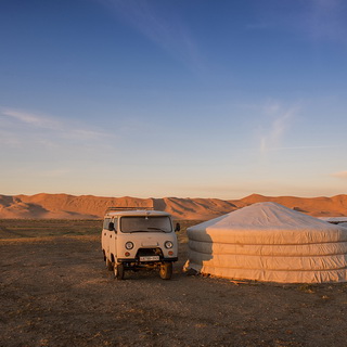Gobi - Khongoryn Els - Ger and minivan